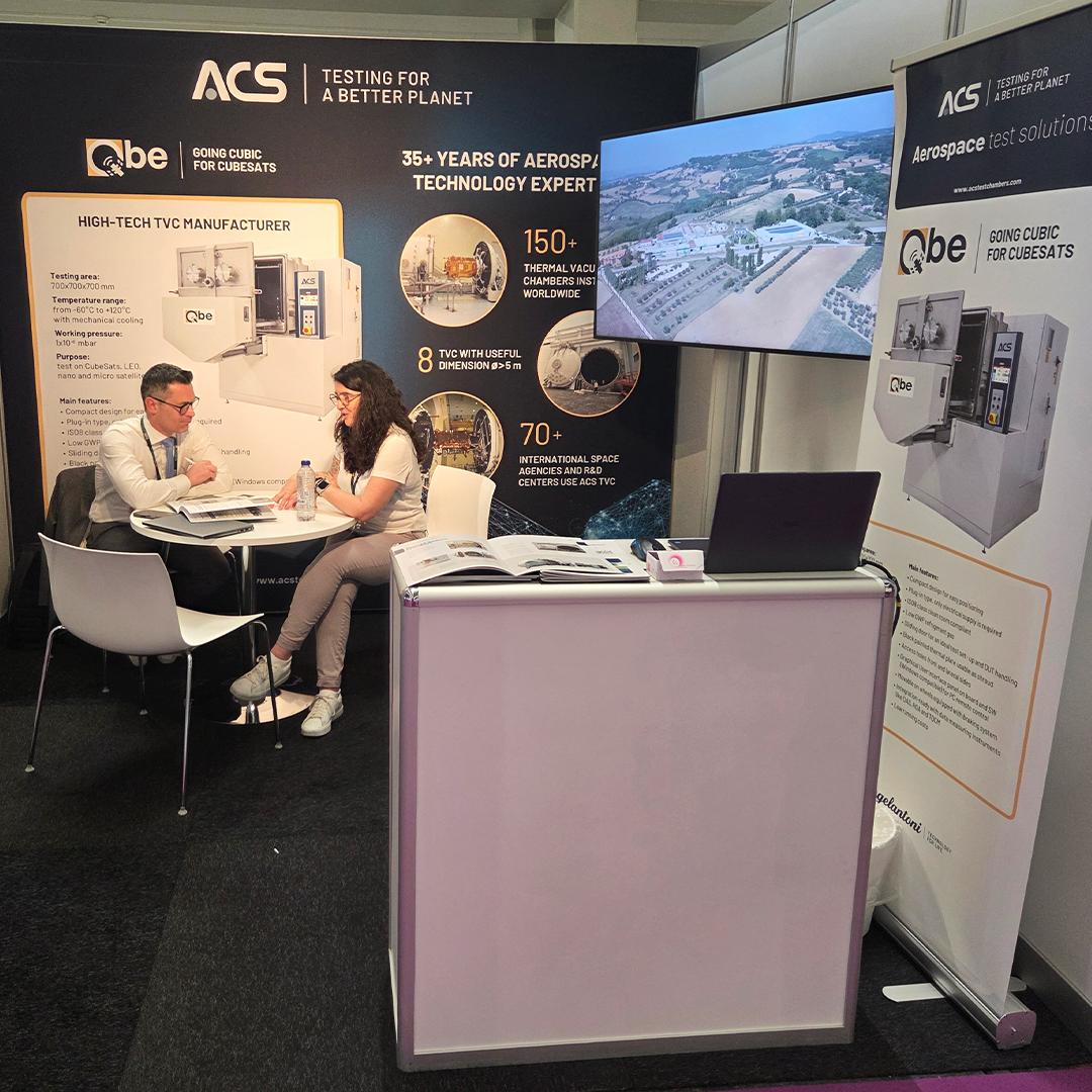 Stand ACS Angelantoni Test Technologies au SmallSat Europe d’Amsterdam avec réunions d’affaires et présentation de la chambre thermique sous vide Qbe pour les tests de CubeSats et petits satellites.