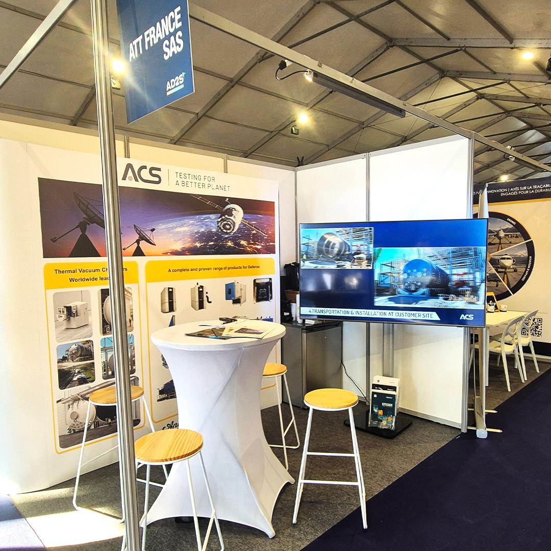 Stand ACS à l’AD2S 2026 à Bordeaux avec un écran présentant des solutions d’essais aérospatiaux