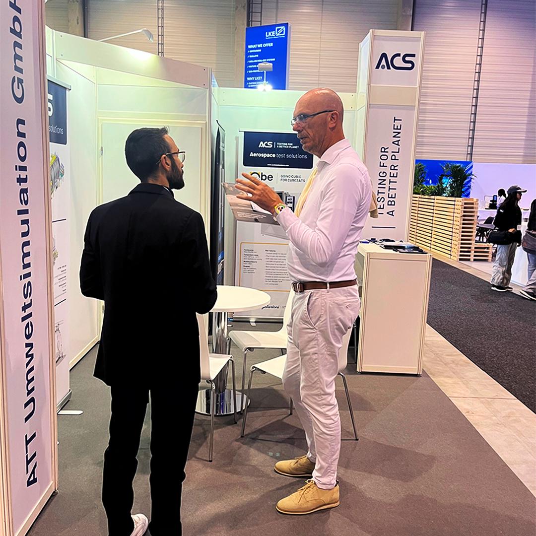 Rencontre professionnelle et networking sul stand ACS all'ILA Berlin per presentare le camere di simulazione ambientale per l'aerospaziale