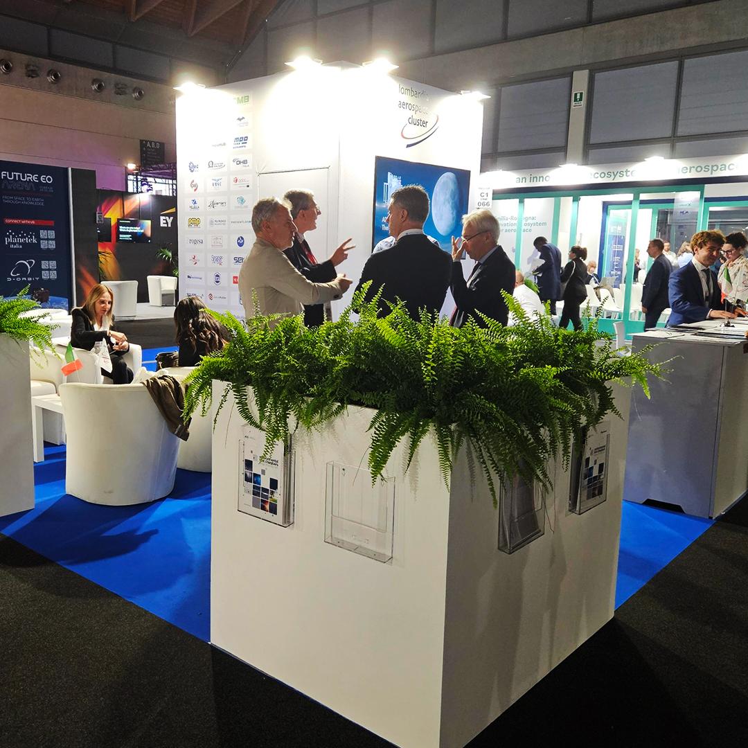 Stand ACS au BEX – Beyond Exploration Expo 2026 avec des professionnels du secteur aérospatial lors d’un moment de networking.