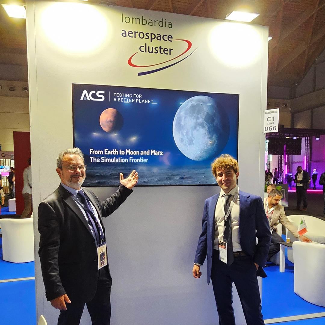 Représentants sur le stand BEX 2026 devant l’écran ACS consacré aux technologies de simulation pour les missions vers la Lune et Mars.
