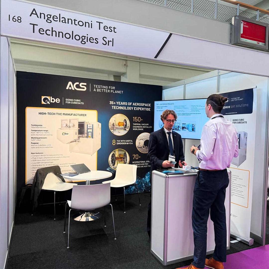 Stand ACS Angelantoni Test Technologies au SmallSat Europe 2026 au RAI Amsterdam présentant des solutions avancées de tests environnementaux et aérospatiaux.