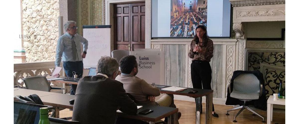 Federica Angelantoni nimmt an dem Programm der „Unternehmerschule“ zum Thema Unternehmen und Standort teil