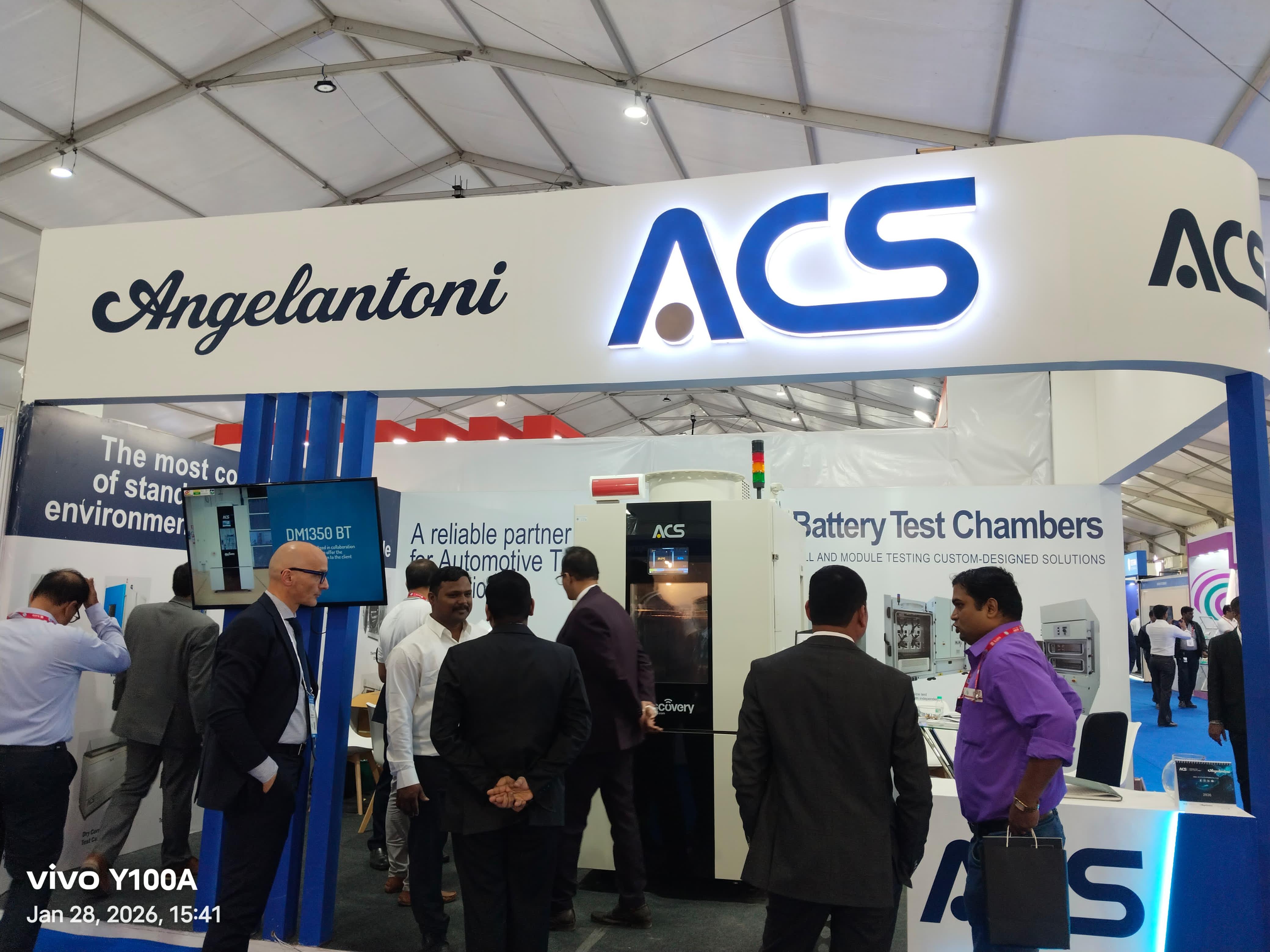 Stand ACS Test Technologies con Battery Test Chambers durante l’evento automotive in India
