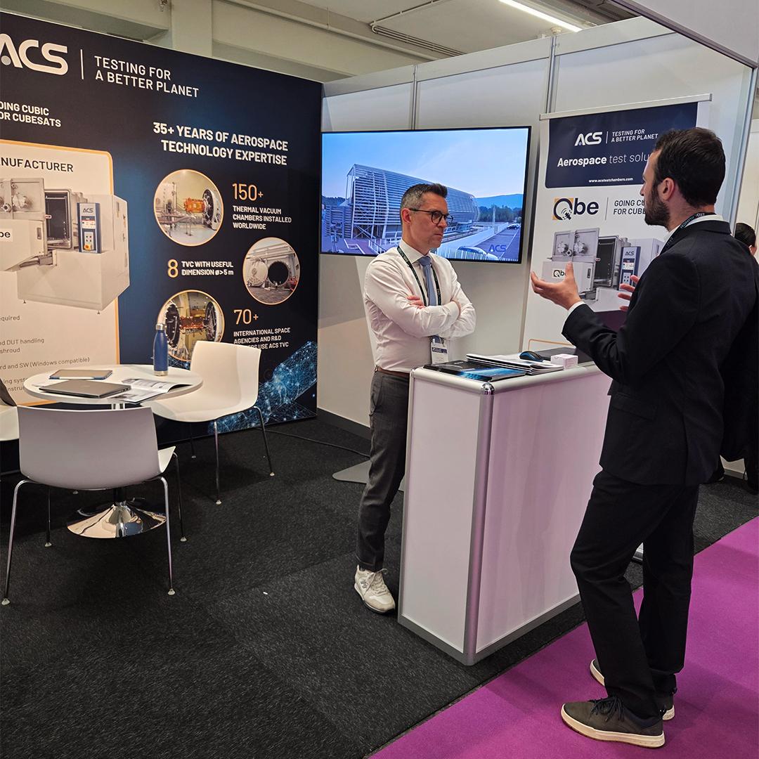 Rencontre entre professionnels de la space economy sur le stand ACS pendant le SmallSat Europe à Amsterdam avec un focus sur les tests pour nanosatellites et CubeSats.