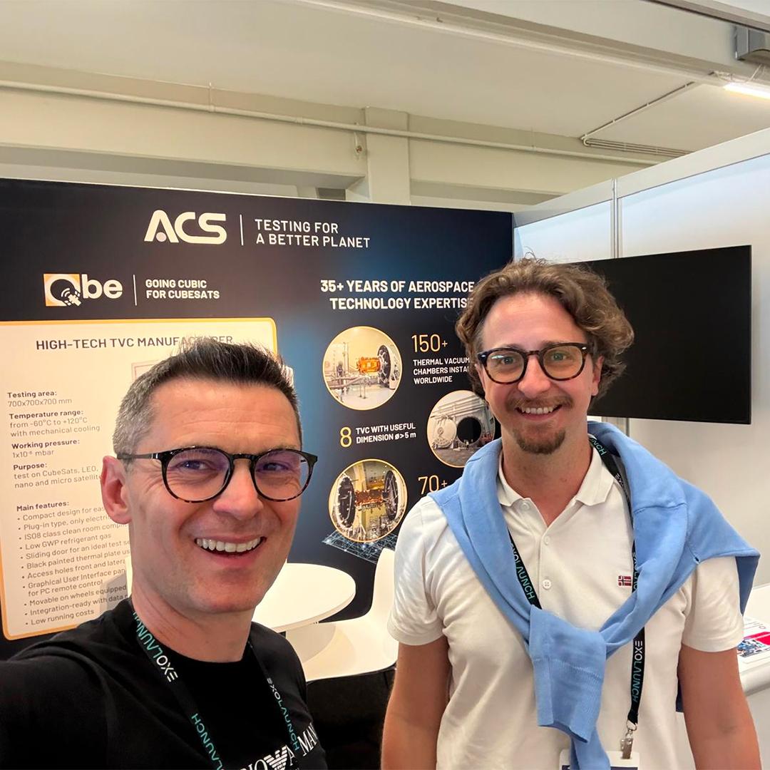 Équipe ACS Angelantoni Test Technologies au SmallSat Europe d’Amsterdam devant le stand dédié aux systèmes de tests thermiques sous vide pour l’industrie spatiale.