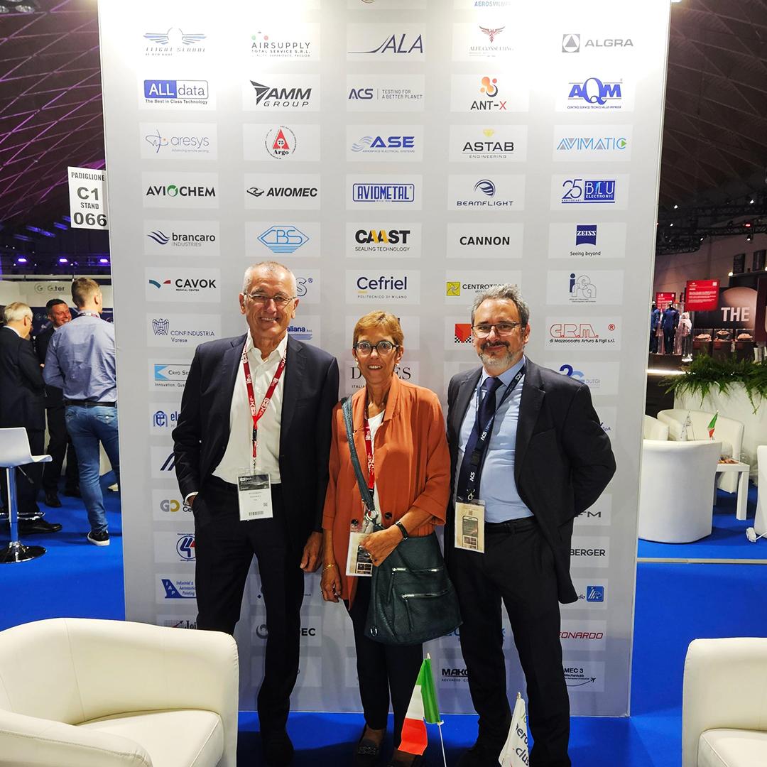 Participants au BEX – Beyond Exploration Expo 2026 devant un panneau présentant les logos d’entreprises du secteur aérospatial, dont ACS.