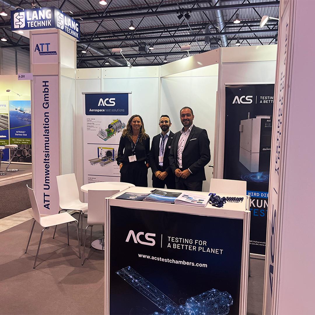 L'équipe d'ACS Angelantoni Test Technologies sur le stand du salon ILA Berlin, spécialisé nelle soluzioni di test per il settore aerospaziale